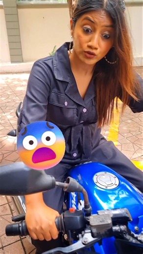Girlfriend Learns To Ride - Pulsar 135 LS