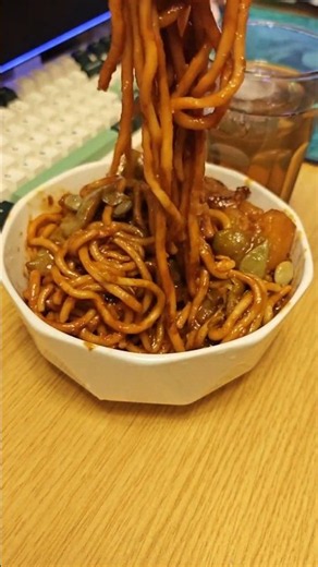Braised Noodles with Pork and Green Beans 🍜
