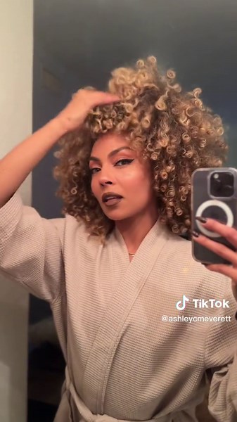 Two alien superstar themed parties in one weekend! A time was had 👽 Night 1 - #CLUBRENAISSANCE 💜 Night 2 - @👑The_Combs _Twins👑 #SWEET16 🖤 S/o to @hannahdlaine for the fit night 2 🫶🏽ily #aliensuperstar #hbd 🎉