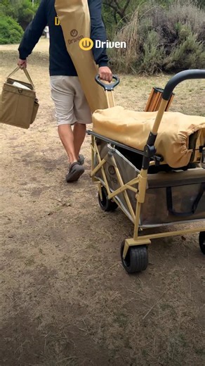 Driven on Instagram: "El mejor carro mesa del mundo existe… y es DRIVEN 🌍🔥 El TREK es transporte + mesa en un solo equipo 💪 Y encima viene en colores a tono con la naturaleza 🌿🏕️ Combina con todo y queda bien donde lo uses 😎 Diseñado para moverse en serio 🚙⚡ 🔥 Ruedas anchas TODOTERRENO: arena, ripio, pasto, tierra… lo llevás igual 🔥 Doble sistema de manijas: empujás o arrastrás según el terreno 🔥 Mesa símil madera desmontable (aluminio): un toque único 🤎✨ Estés donde estés… te arma un