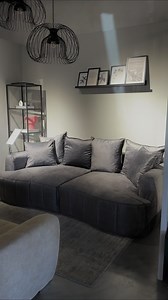 În 2025, designul de interior vorbește despre confort cu accente de rafinament. Canapeaua nu mai este doar un obiect util, ci o piesă statement — iar colecțiile Prestige Home îmbrățișează pe deplin această direcție. Forme fluide, texturi naturale și o estetică ce aduce liniște în spațiul tău de zi. Descoperă cele mai noi modele pe site-ul nostru și lasă-ți livingul să respire stil contemporan. #PrestigeHome #Tendinte2025 #CanapelePremium #DesignContemporan #StilCuSens #InteriorCurat #LivingModer