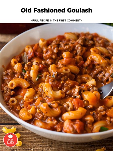 Old Fashioned Goulash 🍲 A cozy, hearty classic straight from Grandma’s kitchen! This comforting American goulash is filled with tender beef, pasta, and a rich tomato sauce — simple, satisfying, and perfect for family dinners. Ingredients 1 lb ground beef 1 small onion, chopped 2 cloves garlic, minced 1 can (15 oz) tomato sauce 1 can (14.5 oz) diced tomatoes 1 ½ cups elbow macaroni, uncooked 1 cup water (or beef broth for extra flavor) 1 tsp Italian seasoning 1 tsp paprika ½ tsp salt ¼ tsp black