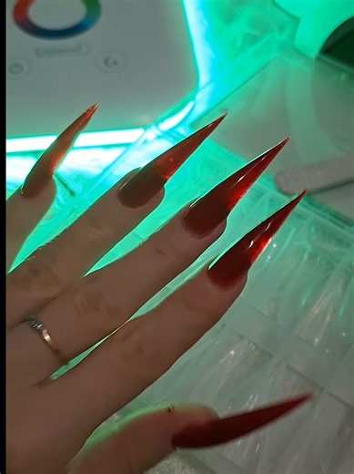 Креативные дизайны маникюра: правильные стилеты