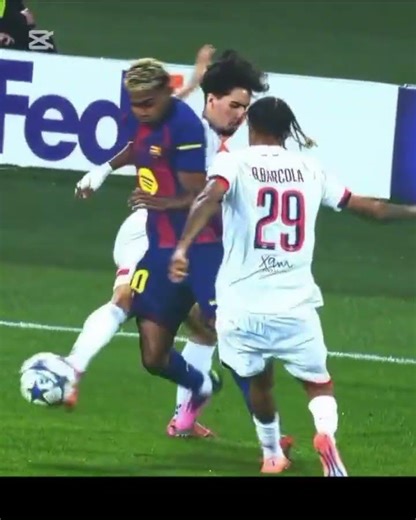 “Yamal cooking PSG defenders 🔥 Dribbles #LamineYamal #footballskill #ucl