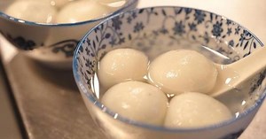 Chinese people celebrate Lantern Festival with traditional dessert