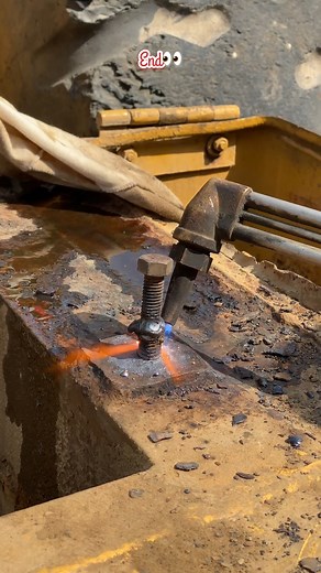 Watch how a pro welder removes a stuck bolt using precision and smart technique 👨‍🏭 No drills, no damage — just pure skill ⚙️ #Skills #BrokenBolt #Welding #TakeOut #WorkshopLife #Fabrication #MetalWork #FBLifestyle #Reels | Supachai.