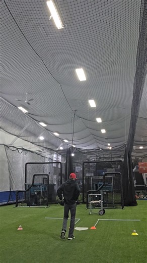 iption de la drill – Académie JSP Dans cet exercice, l’athlète se positionne entre deux tuyaux de PVC, prête à réagir. Le mouvement débute en reculons, en activant les pieds rapidement pour rester léger et explosive. Au signal – donné par une couleur annoncée – l’athlète doit se déplacer promptement vers la gauche ou vers la droite, démontrant sa capacité de réaction et de lecture. Une fois arrivée du bon côté, on se prépare immédiatement à attaquer la balle. On la reçoit sur le bon pied, s’assu