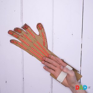 Whether you’re a fan of robot movies or just watching your dad’s embarrassing robot dance moves, robots bring a lot of joy into our lives. Here is a fun craft that children and dad’s can make together. This cool project is sure to create lots of laughs while you make your very own robotic arm! Try it out and see what you can pick up with it! Why not make one for each arm and pretend you are in a real robot movie? ⭕ Materials: - Cardboard - Straws - Elastic - String - Scissors - Pen - Ruler - Hot