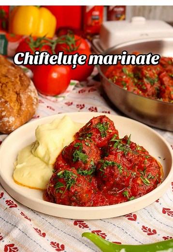 Chifteluțe marinate în sos de roșii cu piure cremos