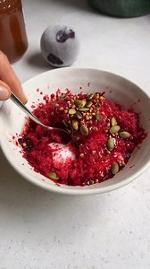 RECETA VIRAL DE FRUTA CONGELADA, es una idea de desayuno o merienda fácil, deliciosa y muy saludable. -Este verano, no puedes dejar de hacer esta receta, aprovecha a hacerlo con los más peques de la casa, les va a encantar rallar la fruta congelada. -Yo, la he hecho con ciruelas congeladas. -Pongo una base de yogurt de coco, luego un chorrito de miel y termino poniendo unas semillas de calabaza y sarraceno que he tostado en sartén. -Para tostar las semillas, es muy sencillo, aclaro el trigo sarr