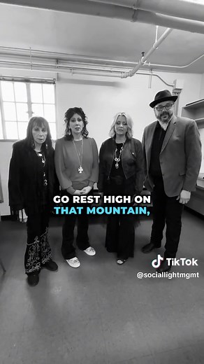 Last year at the Texas Gospel Music Show The Isaacs gave us this incredible cover of “Go Rest High On That Mountain”. #goresthighonthatmountain #singing #singers #vincegill #christianmusic