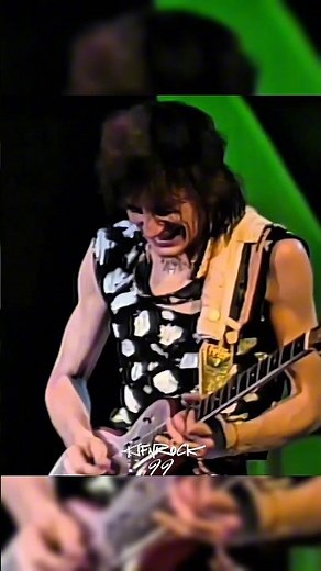 Legend of Rock: Ronnie Wood passing by 🎸🎶 #ronniewood #therollingstones #rocknroll #70s #kifnrock