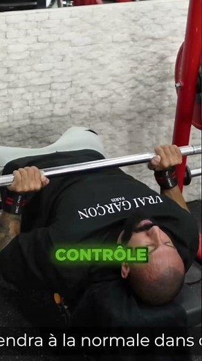 Le développé couché prise serrée