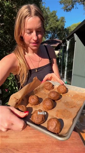 ONE MOLASSES SPICE COOKIE TO RULE THEM ALL! recipe is live on mollybaz.com !