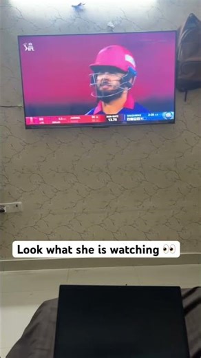 Zubieeeee👀🙈 #shorts #shortvideo #dog #dogshorts #cricket #ipl #cricketshorts #goldenretriever #tv