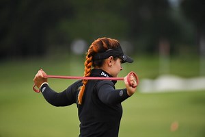 1 pre-round stretch that you can spot tour players doing all the time