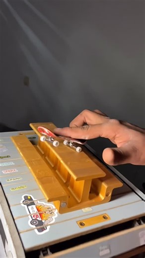 Arq. Giovanny Méndez on Instagram: "CHERMIL 👹 #fingerboard #fingerboarding #shredmill"