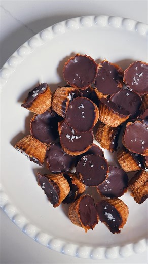 Pumpkin Pie Spice Mini Twixies 🎃🍫🍫 Comment ‘Twix’ and I’ll message you the recipe 🤎🤎 . [ thanksgiving dessert refined sugar free pumpkin pie spice Twix cups almond butter ] | The Palate Trails