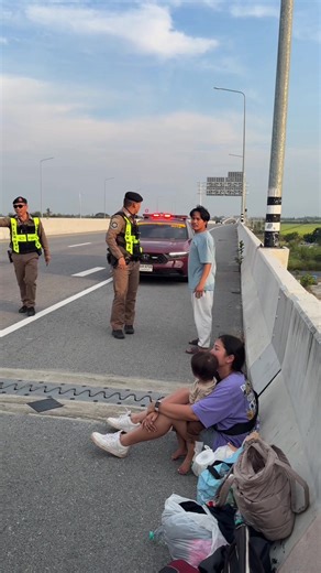 คอนเทนต์วิ่งเข้าหาอีกแล้ว กลายเป็นผู้ประสบภัยเฉย ยางแตกบนทางด่วน 🤣 #ทรายศิวพร @ทราย ศิวพร @น้องเดมี่ & แม่ทรายศิวพรป๊าโด้ @ดีโด้ วงสติ๊กเกอร์