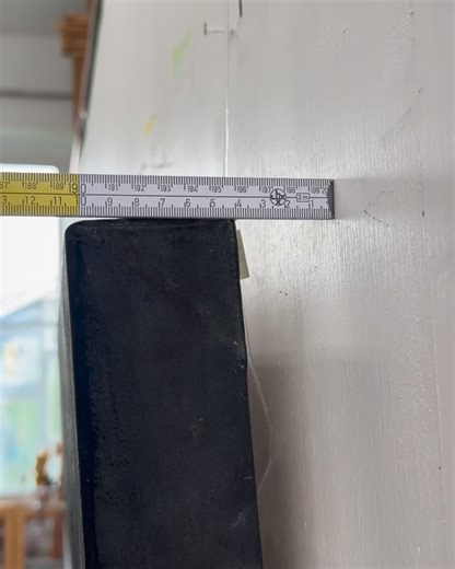 tiltSTOP | perfect picture hanging on Instagram: "BIGFOOT-Test im Sommer mit Künstlerin Andrea Rozorea in ihrem Atelier. Im Sommer 2025 haben wir vielen Künstlern die Prototypen des Bigfoots vorgestellt und mit Ihnen die Hängung vor Ort ausprobiert. Wir wollten wissen: Stört das „Bilder kippen nach vorne“ auch andere Künstler? Kommen die Künstler mit dem BIGFOOT und der Gebrauchsanleitung zurecht? Welche Änderungen am BIGFOOT müssen wir noch vornehmen? Wir sind allen Künstlern, die mitgemacht ha