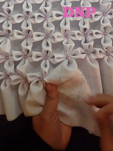 Almofada Capitonê - Smocking 🧵🪡 Fácil /Tufted cushion #diy #smocking #homedecor #diyproject #textileart capitonê, tutorial Luxury cushions, Canadian smocking Interior design, Handmade decor Fabric manipulation, Aesthetic home Textile designer, Velvet touch Craftsmanship, Modern upholstery, decoração Satisfying sewing, Designer pillows, artesanato, Decor, Home styling, Custom made USA, UK DE, FR CH, UAE