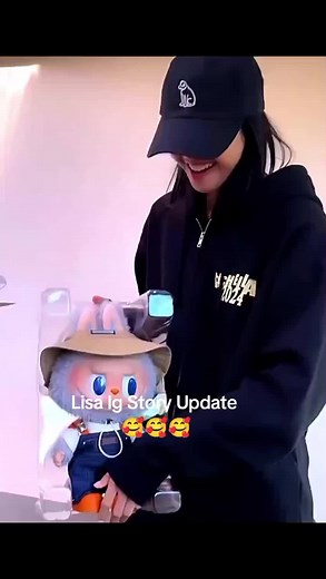 Lisa with Her Labubu - Adorable Moments with Blackpink Lisa