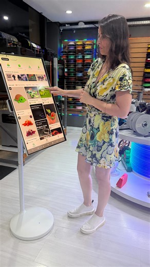 Bambu Lab, Filamentos & Impressão 3D on Instagram: "Impressão 3D sem complicação 👇 A Nicolle mostrou o passo a passo pra iniciantes usando a Bambu Lab A1 Mini + o app Bambu Handy — do jeitinho mais simples possível. ✅ Escolhemos o modelo (um organizador de maquiagem) ✅ Ela foi no nosso expositor de filamentos e escolheu a cor favorita ✅ Mandamos imprimir direto do celular Quer mais vídeos assim, do zero ao print? Comenta “QUERO” que a gente faz uma série com os primeiros projetos mais fáceis 🧡