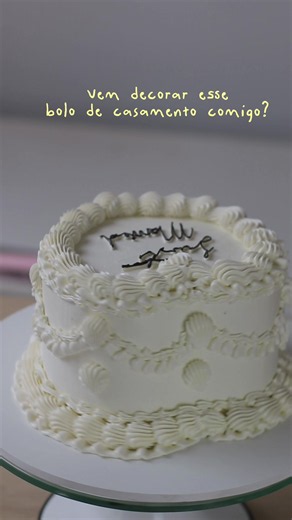 Oie. Vem decorar esse bolo de casamento comigo?. Eu sei que eu estou sumidinha por aqui mas eu precisava tirar um tempinho pra mim e agora vim mostrar pra vocês essa decoração de um bolo de casamento super fofo que fizemos ##casamento##confeitaria##bolo