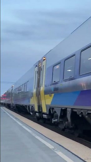 Amtrak 703 arrives into Hanford Station