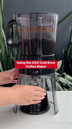 Cold brew made easy: see how with the OXO Cold Brew Coffee Maker and then save this post for our quick guide ⬇️ 1. Flip the brewing container set the mesh filter. 2. Screw on filter cap place on stand (switch OFF). 3. Add 10 oz coarsely ground coffee, set Rainmaker on top. 4. Slowly pour 40 oz water in a circular motion. 5. Remove Rainmaker stir. Steep 12–24 hrs. 6. Place carafe under stand flip switch to drain. 7. Seal carafe with stopper refrigerate. 8. Enjoy smooth cold brew for up to 2 weeks