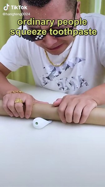 Tell me any other good ways to squeeze toothpaste🤭Give you free#challenge#toothpaste #foryou #fypシ