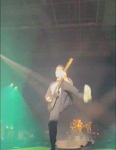 Hoy tenemos corresponsal en Osaka Japón y miren que bueno se puso el show. 🥵🇯🇵 BAILALO MATT!!!! 🗣️ #museosaka #musejapan | Musers of Muse
