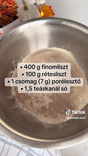 Hagyományos házikenyér Hozzávalók: • 400 g finomliszt (BL55 vagy BL80) • 100 g rétesliszt • 1 csomag (7 g) porélesztő • 1,5 teáskanál só • kb. 300 ml langyos víz • 1 evőkanál szárított hagyma • 1 evőkanál tökmag • 1 evőkanál olaj ⸻ Elkészítés: Egy nagy tálban összekeverjük a liszteket, a porélesztőt, a sót, a szárított hagymát és a tökmagot. Hozzáadjuk fokozatosan a langyos vizet és az olajat. Kb. 8–10 percig gyúrjuk, amíg a tészta sima, rugalmas állagú lesz – ne ragadjon, de ne is legyen túl ke