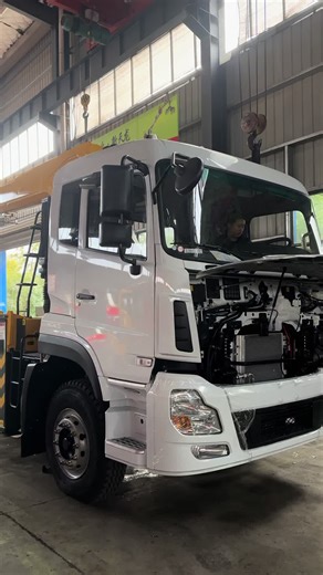 Export Model of Truck-mounted Crane Cab: D916 model cab Engine: Weichai 340EGR Transmission: 12-speed transmission Axles: Front axle 5.5 tons, rear axle 13 tons Frame: 300 (8 6) electrophoretic paint with local three-layer coating Tires: 11.00R20 steel wire tires Wheelbase: 5800 1350 mm Other Features: Four-point suspension, air suspension seat, Camel battery, Ruili brake valve, electric windows, aluminum alloy fuel tank air cylinder, factory-installed air conditioning. The upper assembly is a C