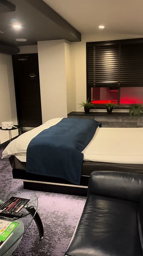 サウナと露天風呂入り放題！ 今回はサウナと露天風呂付きの 大人のホテルに泊まってきた😉 天神にめちゃくちゃ近いから とっても便利！ サウナや露天風呂が入り放題！ ※部屋によって変わるから注意🚨 サウナと露天風呂入りまくった😚 サウナはタオルで回すと（自称熱波師） より熱くなるけんおすすめだよん❤️ 朝起きてから 『サウナ→水シャワー→露天風呂→外気浴』 大優勝すぎた🥇 3セットして朝から最高に整った！ たまに気分転換に福岡市内に 泊まるのもまじでおすすめ😉 歩が泊まった部屋3人まで泊まれるから 今流行りの女子会などにもおすすめ❤️ ぜひ泊まってみてね〜😚 ───────────── ☑︎ホテル名:：HOTEL GESSY ☑︎住所：福岡県福岡市中央区今泉１丁目１３−９ ☑︎徒歩：天神駅から徒歩5分 ☑︎チェックイン15:00 チェックアウト11:00 ☑︎駐車場：6台 ☑︎その他：Wi-Fi◎ ───────────── 他の福岡デートプランはこちらから ▶︎▶︎ @cafelife_fuk 歩のぶら旅☕️は 福岡のデートプランをご紹介してます💫 ■好きぴとデートで行きた