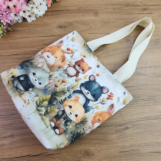 🎉 420.000 Kişilik Harika Bir Aileyiz! 🎉 Bugün çok özel bir gün! Sayfamız 420.000 kişilik kocaman, sevgi dolu bir aileye dönüştü 💛 Yorumlarınızla, beğenilerinizle, desteklerinizle her gün bana ilham veriyorsunuz. Bu çanta projesini de bu özel güne özel olarak hazırladım. Hepinize gönülden teşekkür ederim 💐 İyi ki varsınız! 👇 Aşağıda videoda kullandığım malzemeleri ve ölçüleri bulabilirsiniz: --- 🧵 Kullanılan Malzemeler: – Dış kumaş: 36×36 cm (14.2" × 14.2") – 2 adet – Astar kumaş: 36×36 cm 