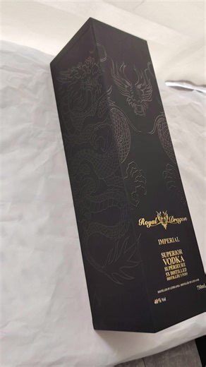 Wine box: Customizable, with interior lighting for a more luxurious feel. Minimum order quantity: 1000#packaging #manufacturebox #winebox #cardboxs #cardboardbox