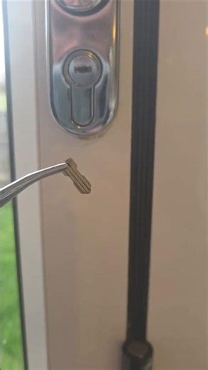 DONT PUT GLUE IN A LOCK IT DOES NOT WORK. customer snapped they key and tried the tik tok trend