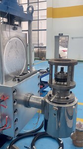 The PE plastic bag recycling machine uses a thickened die head for water ring granulation in the auxiliary unit, and a screenless discharge die head in the main unit #plastic #recycling #machine | Tongxing Machinery