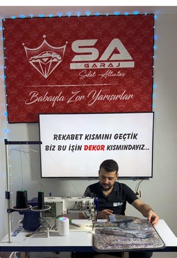 🫵 Bir araç sadece ulaşım aracı değildir… 🏆 Bazıları için hatıradır, emektir, gençliktir. Bu özel tasarımda aracın birebir görseli, plaka detayı ve isim imzası tek bir kompozisyonda birleşti. Zemin dokusu, bina arka planı ve mavi detay geçişleri ile klasik ruh modern baskı kalitesiyle buluştu. 🛠️ Kişiye özel plaka 🖋️ İsim imza tasarım 🎨 HD canlı renk baskı 🧵 Dayanıklı, kaymaz taban 🚗 Üniversal kesim Garaj ruhunu taşıyanlar bilir… Bu bir paspas değil, anıya basılan imza. Sipariş ve tasarım 