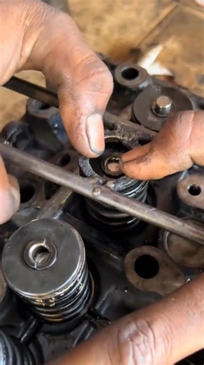 Head spring fitting method with unique #mechanic #valverepair #springvalve #mechaniclife #reels | Abiee Ashef Lookman