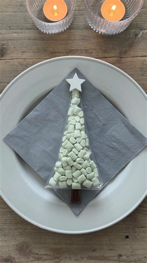 Jᴜʟɪᴀ Wᴏᴏᴅ on Instagram: "Süßes Tannenbäumchen 😋🌲… ich habe grüne Marshmellows benutzt. Ihr könnt natürlich auch z.B. Smarties in die Spitzbeutel füllen. Das Merci klebt ihr dann einfach als Stamm 🪾an die Tüte ✨. Schnell gemacht und eine süße Aufmerksamkeit. Ich wünsche euch einen schönen Start in den Freitag 🤍 . . . Werbung Markenerkennung Marken Nennung #weihnachten #bastelnfürweihnachten #diy"