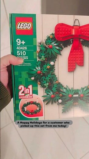 This LEGO 2-in-1 wreath is an old but not forgotten gem! #lego #legowreath #holidays