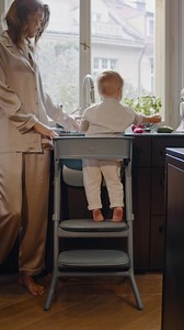Das CYBEX Lemo Learning Tower Set lässt sich einfach auf den Lemo Hochstuhl Stuhl aufstecken, so dass Ihr Kind erkunden und an Familienaktivitäten teilnehmen kann. Dies macht es zu einer platzsparenden Lösung, ohne dass ein separater Lernturm gekauft werden muss. | CYBEX