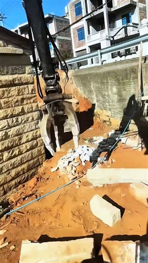 Stone Clamp features a large-opening strong clamping structure, and its anti-slip and wear-resistant tooth surface can firmly fix all specifications of raw stones and crushed stones without slipping or bumping. Adaptable to excavators for flexible operation, it easily completes the whole process of stone handling such as yard feeding, site transfer and foundation pit backfilling, Customization, OEM services and global agency partnerships are available | JingGong Excavator Machinery