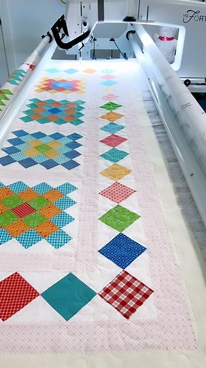 I’m overflowing with Lori Holt quilts this week, check out this Great Granny Squared quilt my Texas friend Delfina made, we picked out the Happy Dais digital pantograph 🌸 it turned out so pretty! Pieced by: @quiltfan52 Pantograph: Happy Daisy @nataliabonner Pattern: @beelori1 Find me at Thread-Graffiti.com if you need long arm quilting services, sassy quilt shirts, or my new binding ruler combo set. ❤️✂️🧵 #happydais #quilter #handiquilter #quilt #sew #stitch #craft #longarmquilter #handmade #d