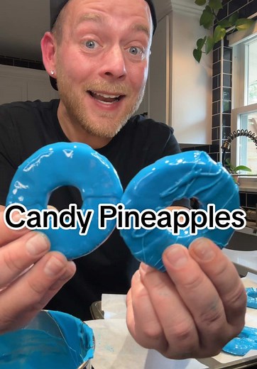 Replying to @Itamara Morais #candyrecipe for Candy Pineapples 😁 #candy #pineapple #candypineapples #candyfruit Candy Pineapples Sliced Pineapples (canned works better) 2 C. Sugar 1/4 C. Corn Syrup 1/2 C. Water 1 drum of Flavor (I used raspberry) White food coloring (optional but preferred) Food coloring of choice (I used neon Blue) Crushed hard candy (optional) Drain and dry pineapple slices very well, add a toothpick or skewer and place them on a baking sheet and freeze til you're ready to dip