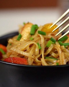 Mama Noi's Thai Pepper Garlic Noodles 💥✌️🍗🤗 Get the sauce & the recipe: https://www.marionskitchen.com/thai-pepper-garlic-chicken-noodles | Marion Grasby