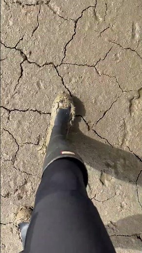 hunter boots and leggings in estuary mud 2