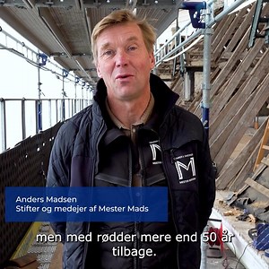 HVAD SKER DER PÅ RØNNEBÆKSHOLM? 🤔 Nat og dag er der lys på de fredede bygninger på Rønnebæksholm ved Næstved. Kom med ind bag den nænsomme og omhyggelige tagrenovering, som Mester Madsen er i gang med. Mester Madsen har i mere end to årtier sat sit præg på byggebranchen med passion for håndværk, kvalitet og ordentlighed. 🛠️ I dag er Mester Madsen en moderne tømrer- og snedkervirksomhed med domicil i Bårse ved Præstø – og med en klar mission: at kombinere traditionelt håndværk med bæredygtige l
